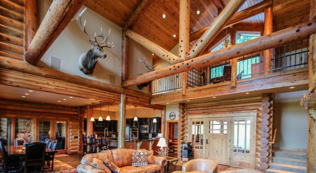 Miracle Lodge - Four Bedroom Cabin with Hot Tub, Book Hotel Coles Corner Stevens Pass