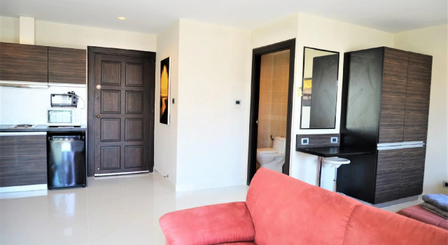 Park Lane studio apartment with swimming pool view Pattaya