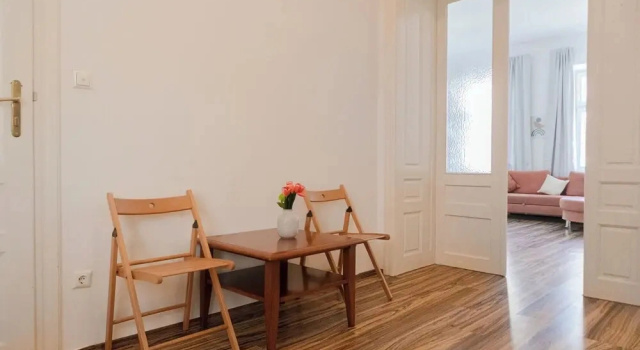 Special Vintage Apartment Near Downtown