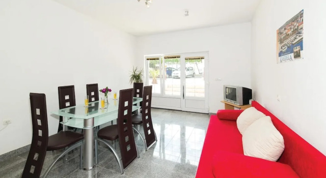 Beautiful Home in Kastel Kambelovac With Wifi and 1 Bedrooms, Rezerwuj Hotel Hotele w Split-Dalmatia County z parkingiem, Parking