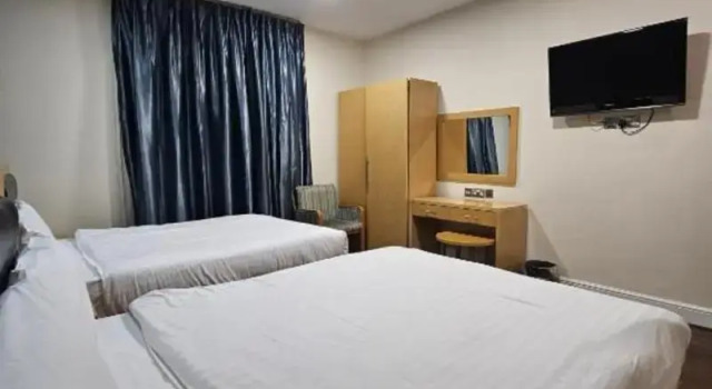 Четырёхместный семейный номер Standard Cromwell Hotel