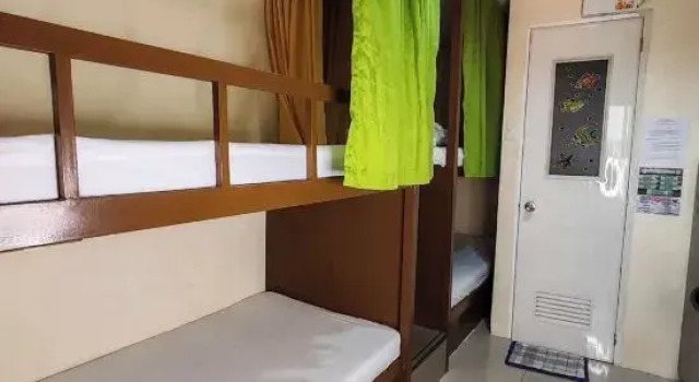 Кровать в общем номере Antons Inn