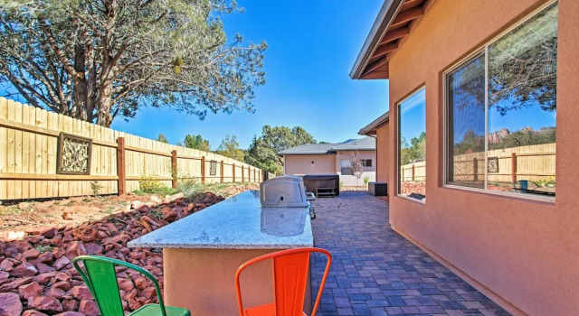 Коттедж Tranquil Sedona Home With Fireplace & Hot Tub!