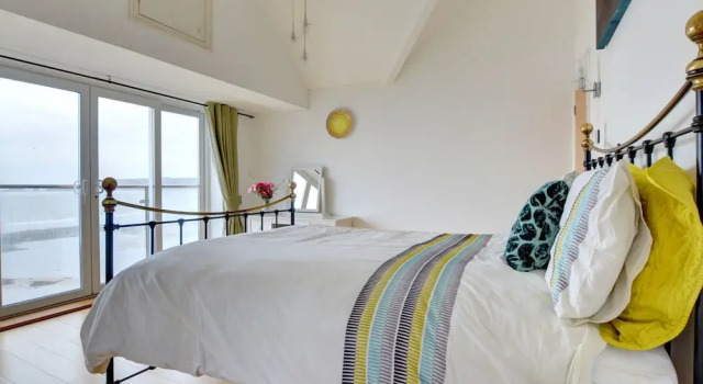 Detached House Overlooking the Beach With Enviable Unbroken sea Views, Book Hotel Wiseman's Bridge Glamorgan