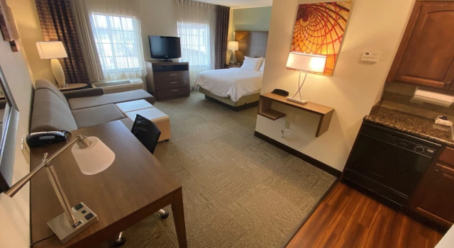 Двухместная Studio Suite с видом на внутренний двор Staybridge Suites Great Falls by IHG