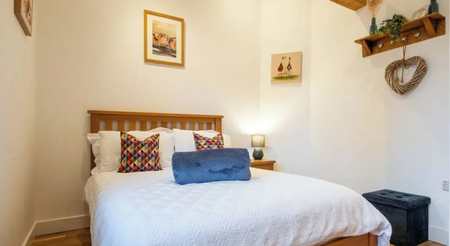 Beautiful 2 Bedroom Barn in Cerney Wick, Забронировать Дом для отпуска Сайренсестер Котсуолд, рядом с Пейнтбол-клуб Combat Splat