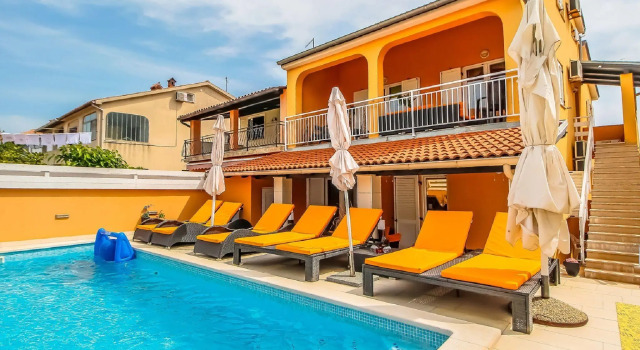 Holiday house with heated pool for up to 12 people near the sea