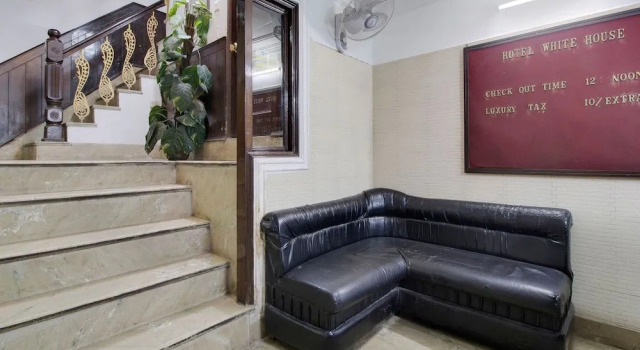 Oyo 26837 Hotel White House, Rezerwuj Hotel Hotele w Chamba z parkingiem, Parking