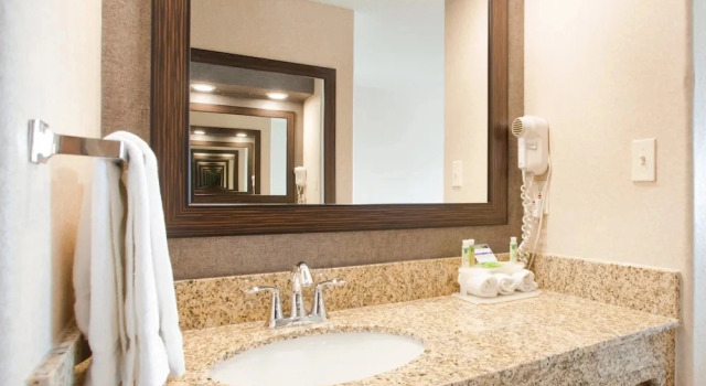 Четырёхместный номер Standard Holiday Inn Express Hotel & Suites Beatrice by IHG