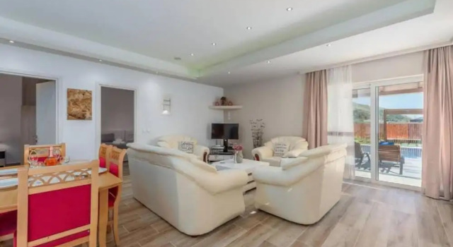 Villa Reggina, Réserver Villa Atsoupádhes 