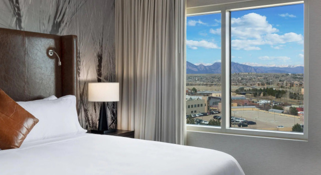 Двухместный люкс c 1 комнатой с видом на горы Renaissance Boulder Flatiron Hotel