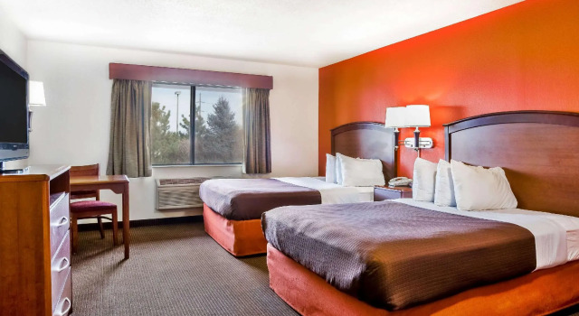 Четырёхместный номер Standard AmericInn by Wyndham Chamberlain Conference Center