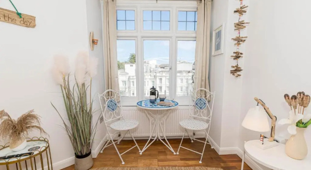 Sleek, Modern and Centrally Located 1bedroom flat with Free WiFi, Забронировать Отель Борнмут Дорсет, рядом с Железнодорожный вокзал Борнмута