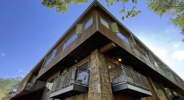 Downtown Modern Creekside by Exceptional Stays