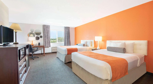 Шестиместный люкс Howard Johnson by Wyndham Oacoma Hotel & Suites