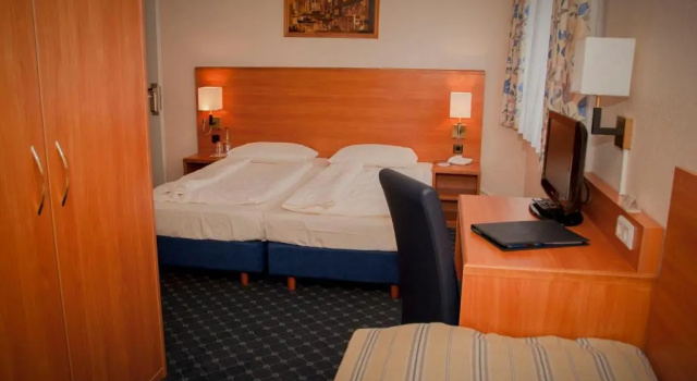 Трёхместный номер Standard Elbbrücken Hotel