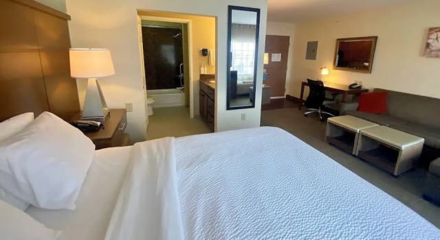 Двухместная Studio Suite с видом на внутренний двор Staybridge Suites Great Falls by IHG