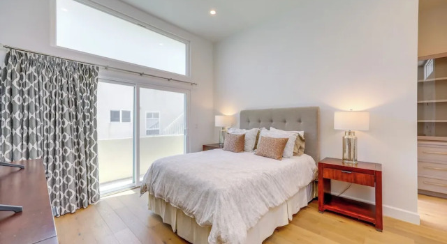 Апартаменты Sleek Oxnard Townhouse w/ Balconies: Walk to Beach