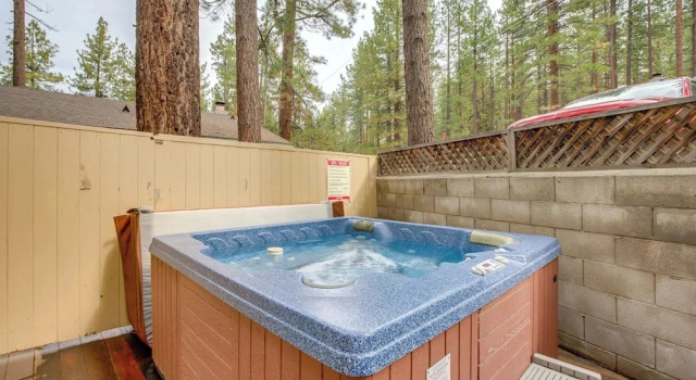 Коттедж Hot Tub, 1 Mi to Beach: South Lake Tahoe Home