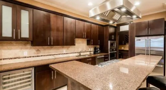 LazyKey Suites - Gorgeous 3BD Penthouse w/Spa and a Private Deck