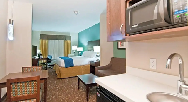 Двухместный люкс c 1 комнатой Holiday Inn Express & Suites San Antonio Frost Bank Center by IHG