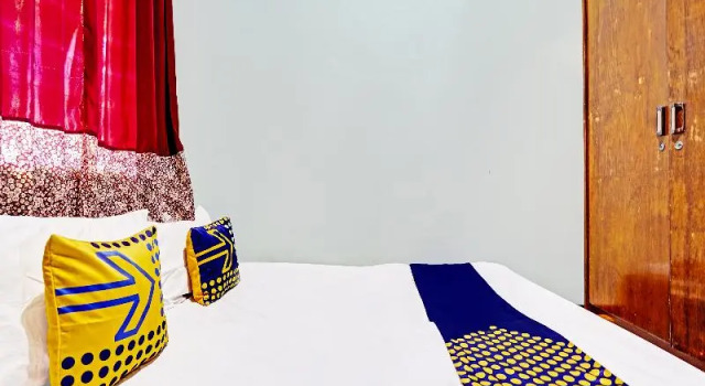 Spot On 91524 Victory Homestay Syariah, Book Hotel Hoteller i Dukuhkupang med parkering, Parkering