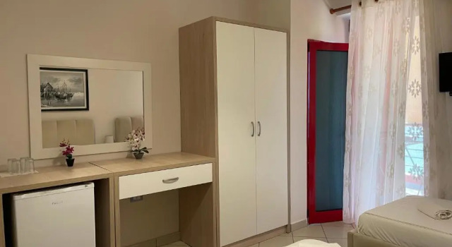 Четырёхместный номер Standard с балконом Hotel Veizi