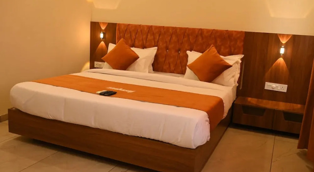 Hotel Embassy, Забронировать Отель Отели штата Мадхья-Прадеш с парковкой, Парковка