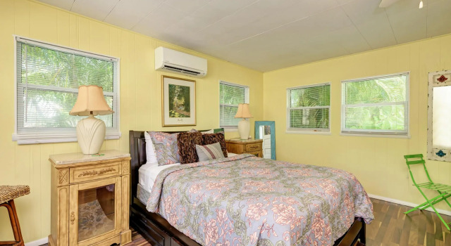 Cottage Haven-one Minute Walk To The Beach-private Yards-keyless Locks