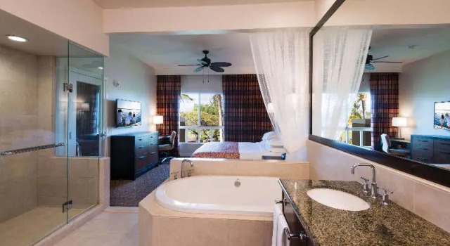 Люкс с балконом и с видом на поле для гольфа Hilton Grand Vacations Club Kohala Suites Waikoloa