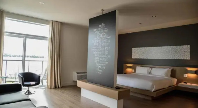 Göl manzaralı küçük süit Hotel du Lac Champlain, an Ascend Collection Hotel