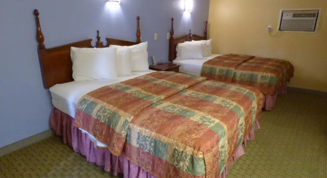 Четырёхместный номер Standard Coronada Inn & Suites