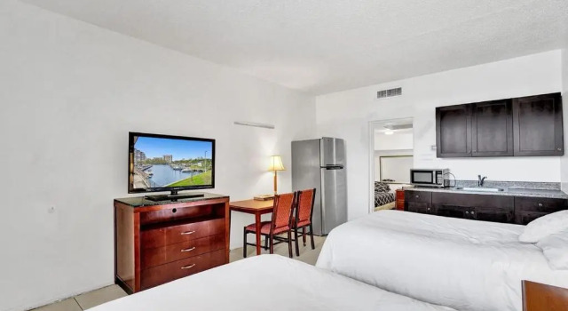 Beautiful cozy Studio apartment walk from the ocean!
