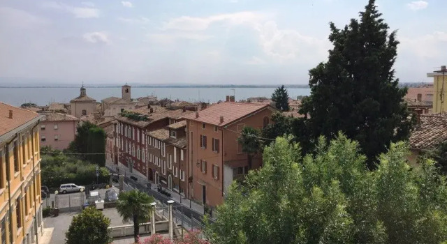 Smiling in Desenzano Lake View DesenzanoLoft Official Partner Homes & Villas by Marriott Bonvoy, Забронировать Отель Дезенцано-дель-Гарда озеро Гарда