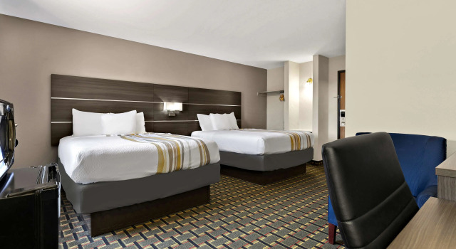 Четырёхместный номер Standard SureStay Plus Hotel by Best Western Tulsa East