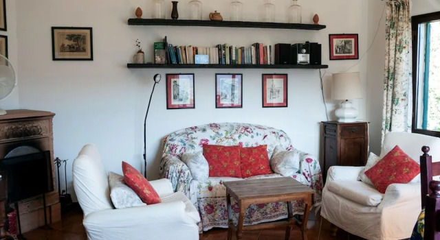 Коттедж с балконом Small House in the Hills for Beautiful Walks Near the Sea