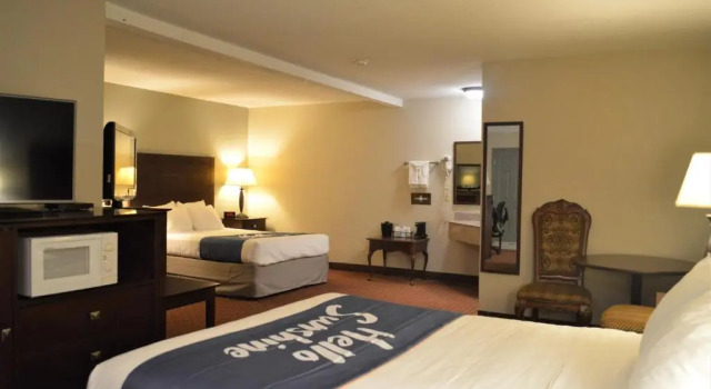 Четырёхместный люкс Days Inn by Wyndham Whitmore Lake Near Ann Arbor And Brighton