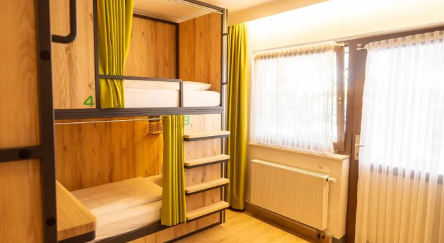 Кровать в общем номере Das Ebertor Hotel