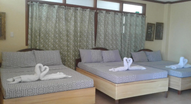 Кровать в общем номере Panglao Kalikasan Resort