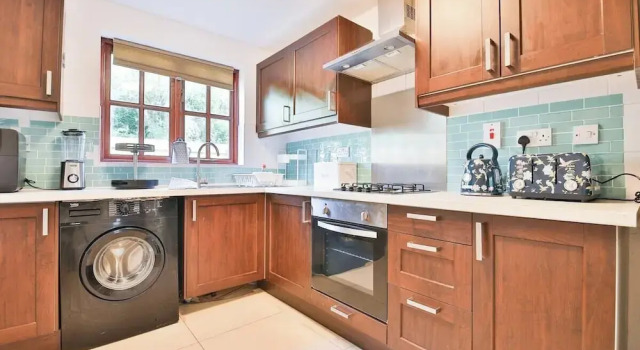 Homely 5 Bed House - 15 Mins to Cardiff City