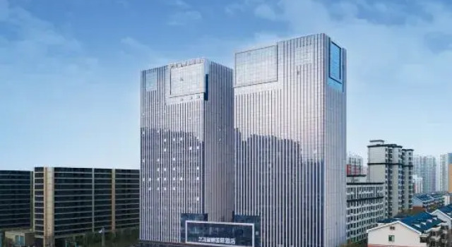 Elong Deluxe Hotel (Zhengzhou Longzihu University ), Rezervovat Hotel Čeng-čou Henan
