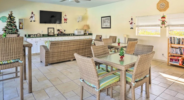 Апартаменты Marco Island Condo ~ 1 Mi to the Beach!
