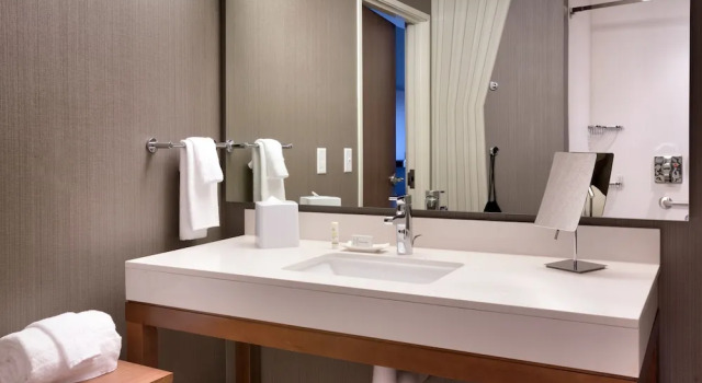 Четырёхместный номер Standard с балконом Courtyard by Marriott Sedona