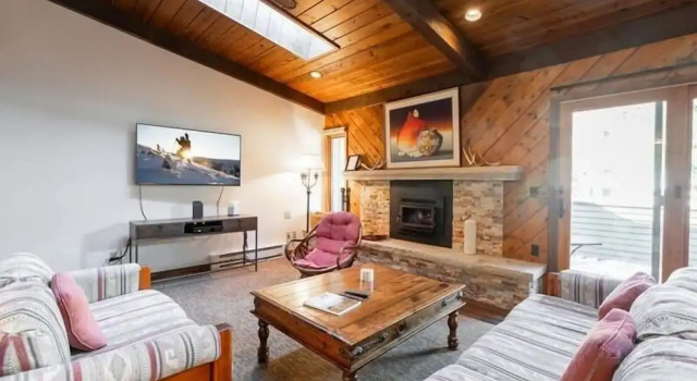 Номер Standard Townhome with Covered Parking Space & Fireplace by RedAwning