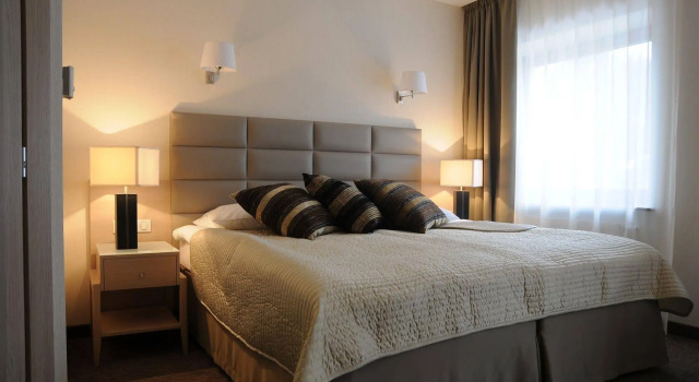 Columna Medica, Book Hotel Hoteller i Lask med pool, Swimmingpool