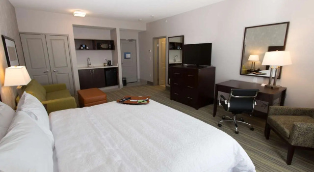 Люкс Hampton Inn by Hilton Lloydminster
