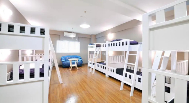 Кровать в общем номере Khaosan World Asakusa Ryokan & Hostel