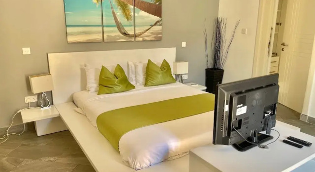 Grand Amber Villas Diani, Varaa Villa Hotellit Coast Region uima-altaalla, Uima-allas