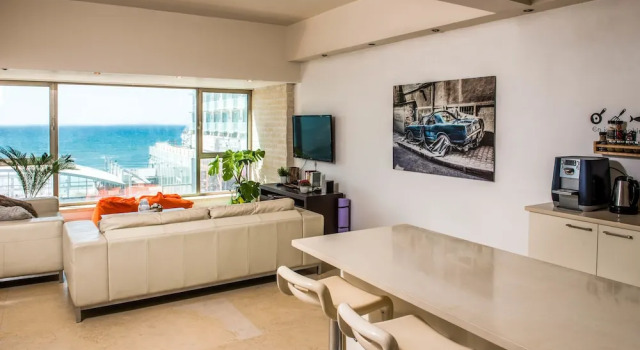 One of a Kind Gordon Beach Front 2BR Apt, Забронировать Апартаменты/квартира Апартаменты Тель-Авива, рядом с Парк независимости, Апартаменты/квартира