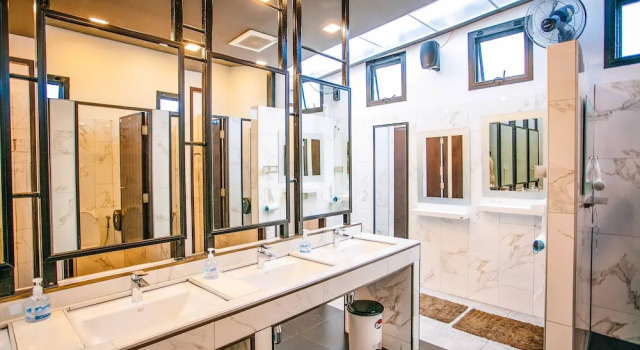 Кровать в общем номере (женский номер) D-Well Hostel